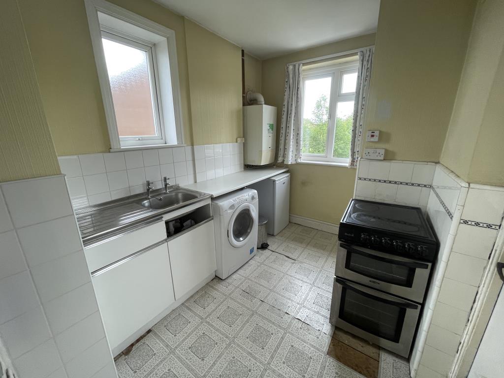 Lot: 94 - FIRST FLOOR MAISONETTE WITH GARDEN AND DERELICT GARAGE - Inside image of the kitchen from hallway